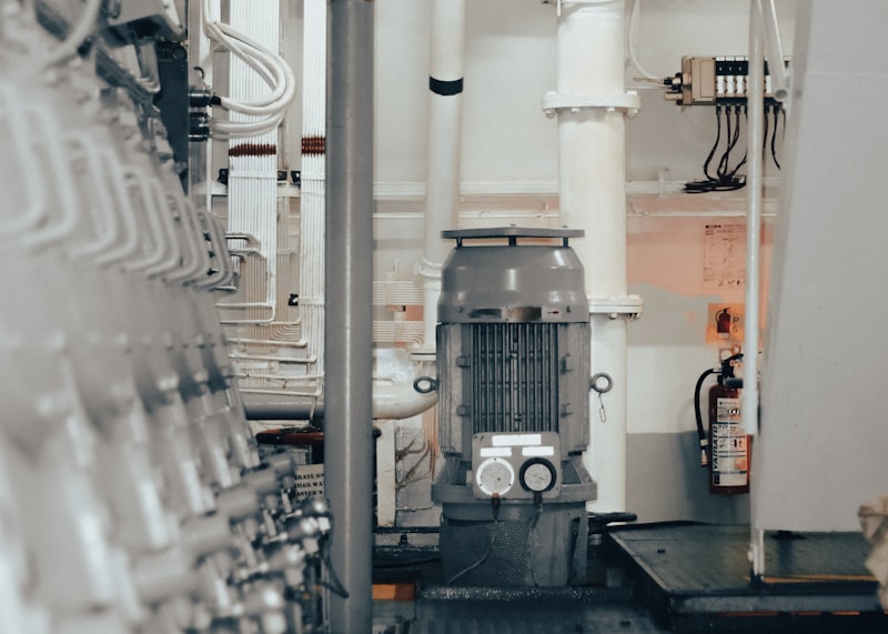 Centrifugeuse de traitement du combustible